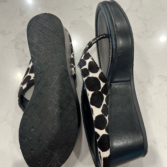 DONALD J PLINER REAL LEATHER SIZE 8M gently worn. Black and white sandals - Picture 3 of 5